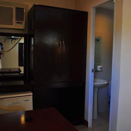 Club Manila East Taytay Lägenhet Exteriör bild